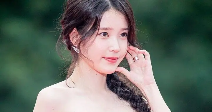 李知恩现身首尔电视剧大赏红毯，穿蕾丝蓬蓬裙扎麻花辫 自然又高级