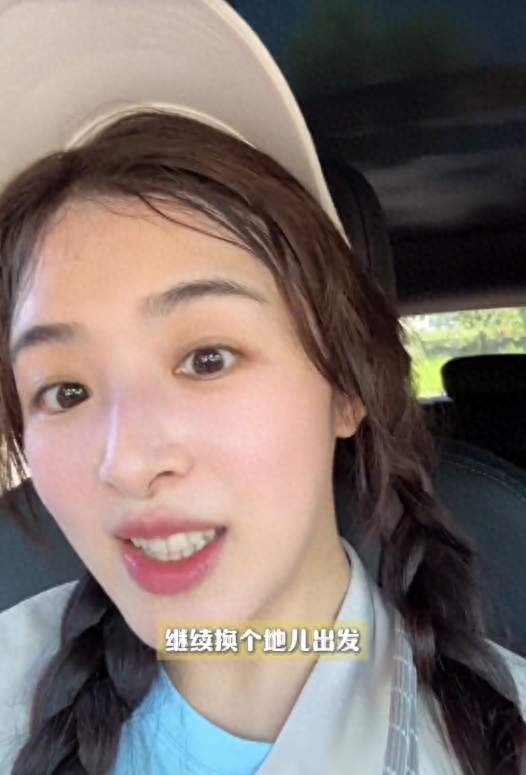 张含韵采菌上瘾，满头大汗真美！王菊捧咖啡野外摘菇，看蜘蛛尖叫