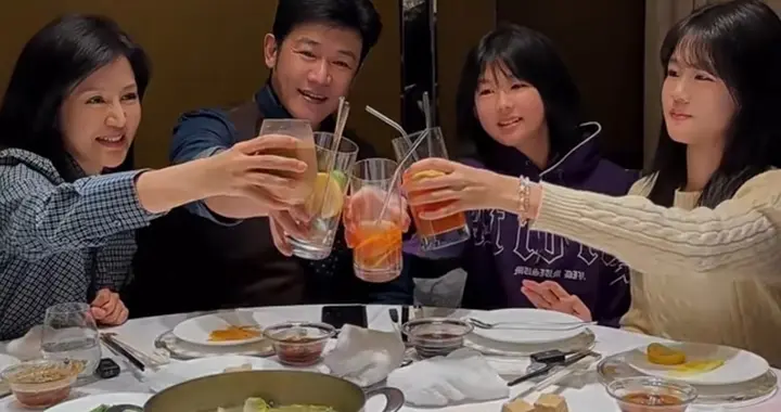 陆毅和鲍蕾一家人分享小年夜饭合影，祝福大家工作顺利，一马当先