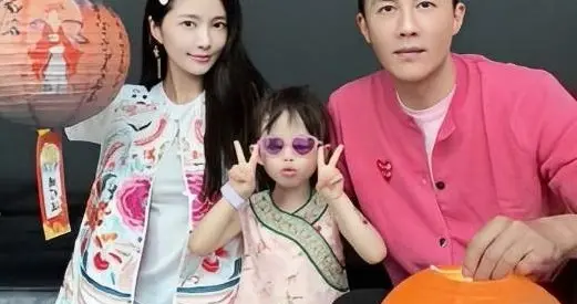 杜淳带着妻子女儿温馨合照女儿小蛋饺首次露脸 像个洋娃娃漂亮可爱