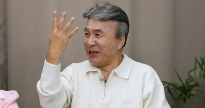 韩国72岁男星四婚娶小25岁妻子，用一招抱得美人归，家底全摊开