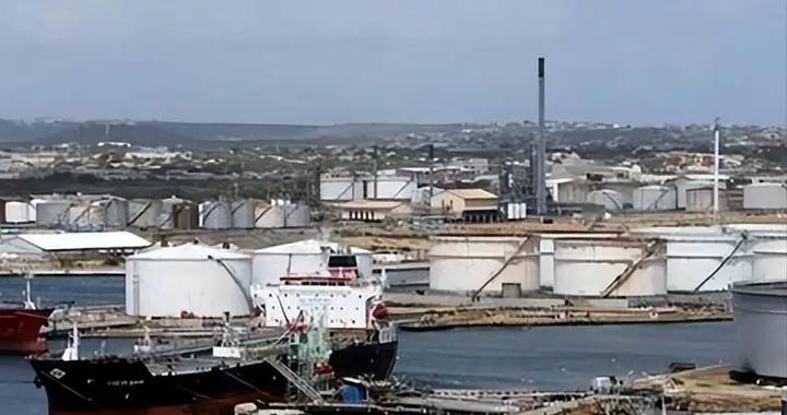 ?油轮集体罢工！美军出手，全球油库变死港，油价为何纹丝不动？