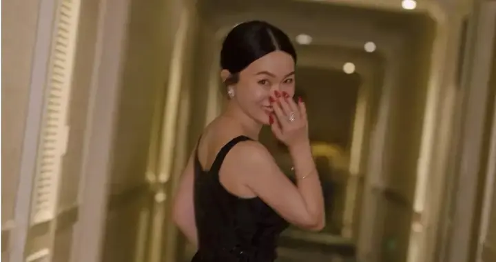 45岁霍思燕黑吊带裙封神，回眸甜笑赢麻红毯