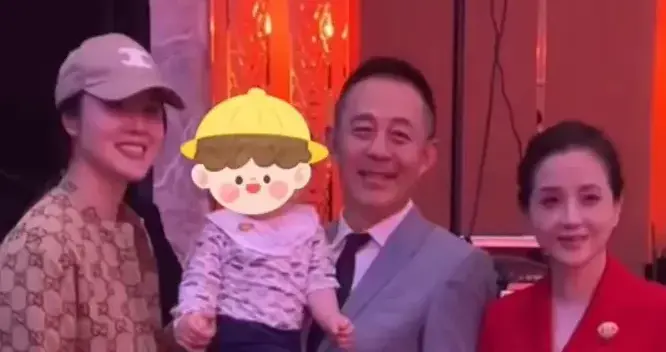 58岁侯勇抱着小儿子露面，三婚妻子穿一身Gucci，侯勇高调秀恩爱
