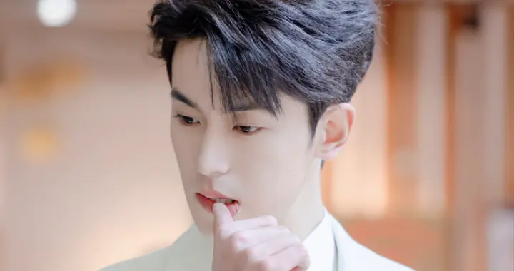 李若洵是短剧圈剧抛脸，从自卑少年到劳模男主，他只用了 365 天