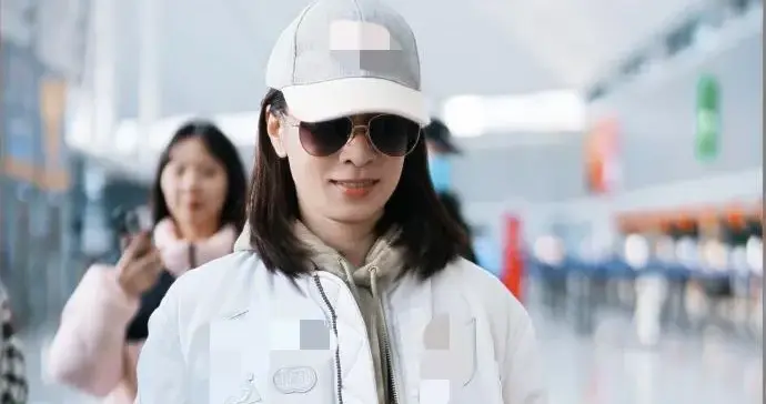 佘诗曼越来越会穿！假两件棉服+连帽卫衣+牛仔裤，时髦又减龄！