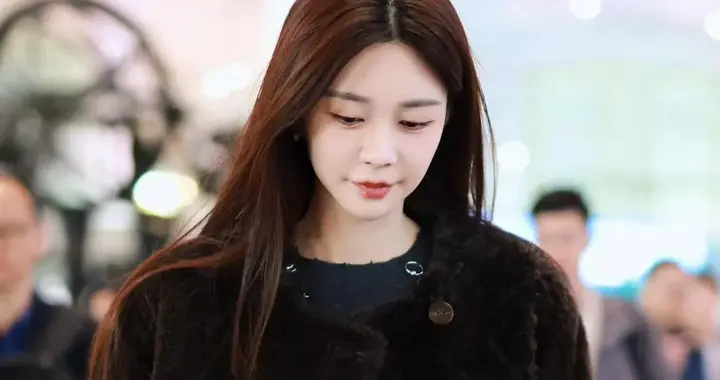 沈梦辰机场私服真会穿！深棕大衣+灰色毛衣+阔腿裤，高级又洋气！