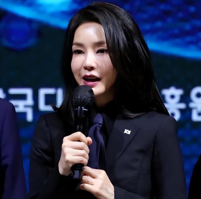硅胶 50岁韩国第一夫人：“硅胶脸”美出圈，却在48岁朱莉面前彻底输了