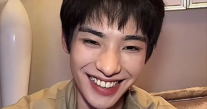 顶流男星被曝私生活混乱，靠和男性恋爱换资源，同组男星被牵连