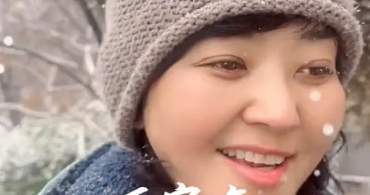 方琼初雪走着上班，穿20年前旧鞋，鞋底掉了一半袜子全湿，好狼狈