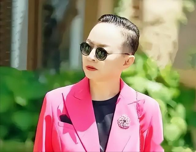 身价过百亿，坐拥北京一条街出门私人飞机，京圈内的富婆都有谁？