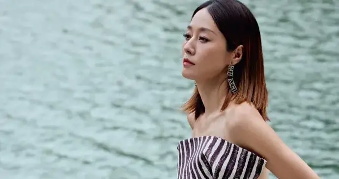 马伊琍剪了齐肩短发大变样！一袭条纹抹胸裙，美得高级大气！