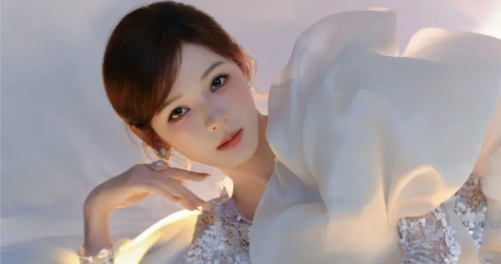 张予曦亮相La Mofiel大秀 白裙造型美如不朽盛装