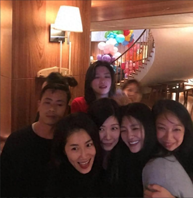 看到大S追思会上，亲友们有说有笑，向太说的那句话终于有人信了