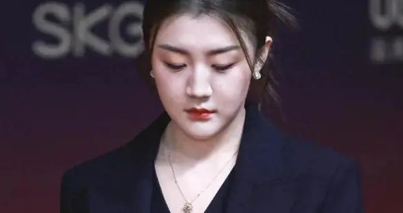 陈梦和黄晓明参加同场晚会 穿着比表哥更像霸总 礼服才1700元太节俭