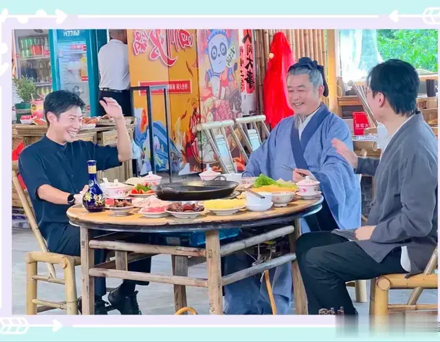 撒贝宁成都吃火锅被偶遇，与老戏骨王志飞，谈笑风生，帅翻了！