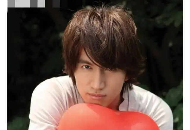 言承旭疑似陷“忘年之恋”？甜蜜合照流出，网友：女方满眼是他