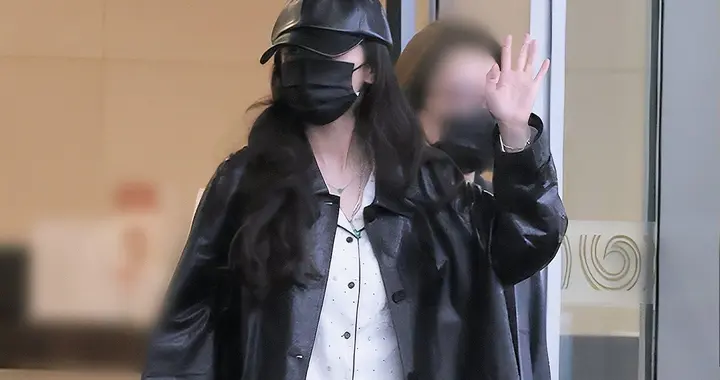 杨幂结束维密秀回国，内穿浅色睡衣外穿黑色大衣就出来了，够松弛