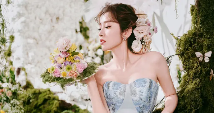 唐艺昕当妈后状态超绝！深V+卷发长腿，时髦减龄好亮眼。