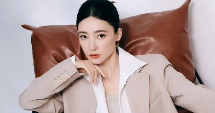 王丽坤氛围感王者，职场/古韵/年味/雪景，跨风格演绎显女神风范