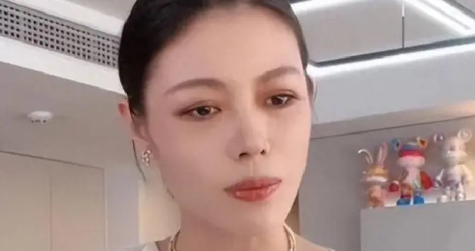 森林北现身汪峰天津演唱会被偶遇，打扮低调 颜值出众！网友：很美