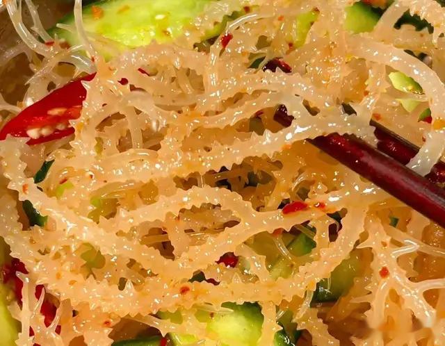 凉拌菜里的石花菜是一种藻类，长得像珊瑚，也叫龙须菜，不用烫熟