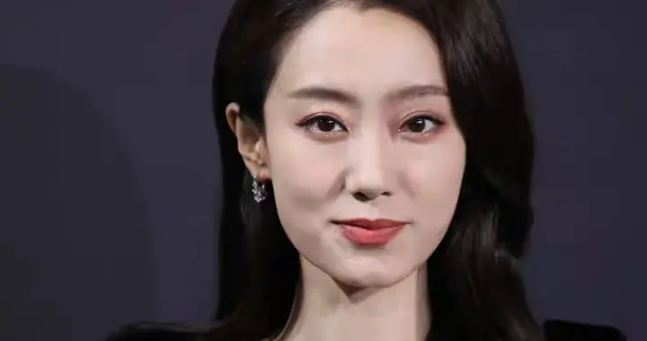 全靠贾玲？40岁张小斐解约后大不如前，近况曝光看到了她的另一面