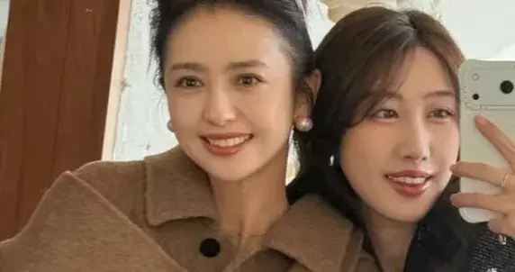 42岁佟丽娅和朋友逛街买衣服，整个人容光焕发，状态令人羡慕！