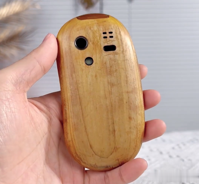 像腰子一样形状的手机，木头制作重量只有130克，还是全球限量