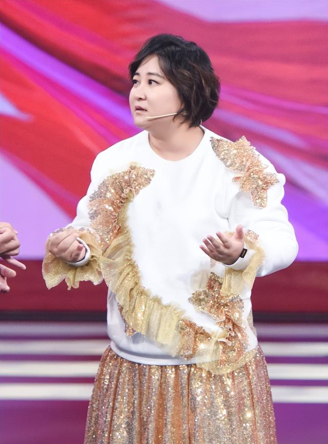 42岁贾玲减肥后遗症出来了，脸部肌肉松弛，皱纹十分明显