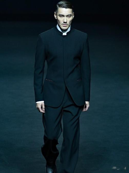 这一夜，胡兵帅得惊心动魄新中式战袍，53岁像33岁成时尚界焦点