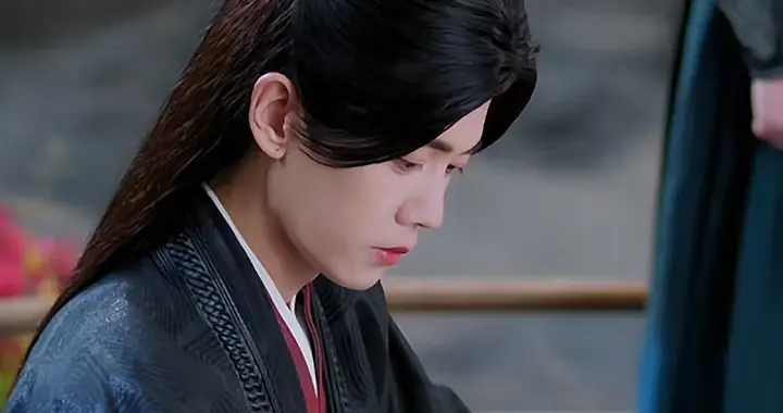 全程拉着个脸，两眼空洞，彭小苒、高曙光再强也带不动这个拖油瓶