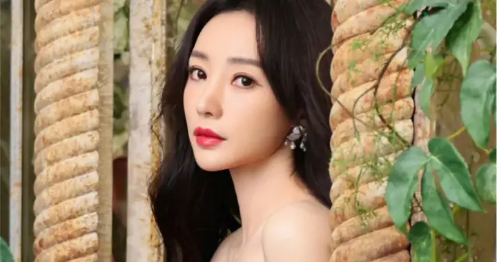 柳岩红玫瑰露肩长裙，红唇好有魅力呀