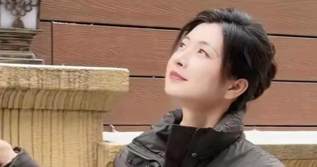 那件被称“过时”的羽绒服，暖着最难得的从容