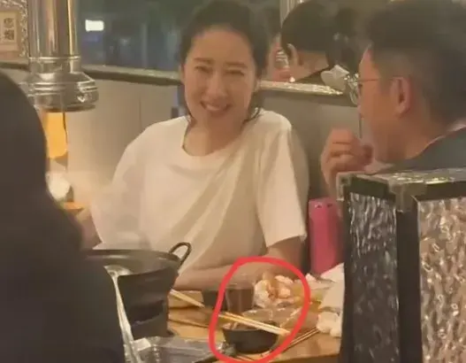 刘敏涛深夜和朋友聚餐，饭后骑共享单车回家，动作熟练接地气