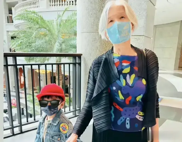 周杰伦妈妈带7岁孙子外出玩耍，祖孙二人打扮时髦，享受天伦之乐