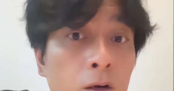 49岁男演员景区打工引热议，含泪开直播回应，陈龙发声力挺