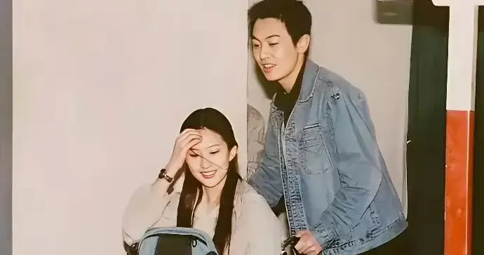 朱亚文有洁癖，别人都不能坐他的床，只有刘亦菲可以