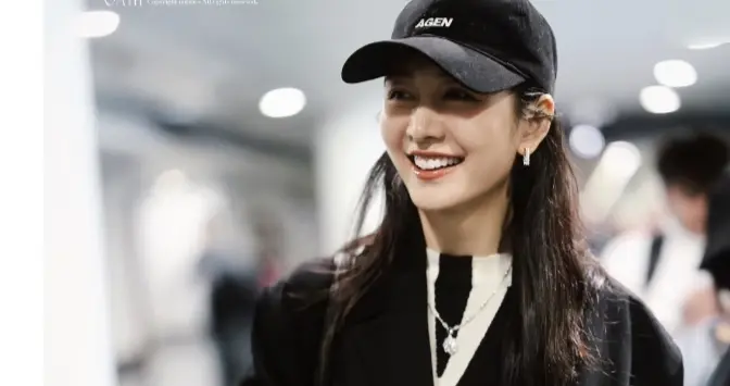 王鸥分享最新机场美照 ，黑系穿搭尽显简约高级感