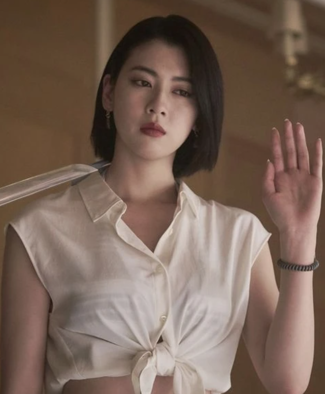 三吉彩花|《今际之国的闯关者2》三吉彩花不仅长相高冷美艳，还拥有大长腿