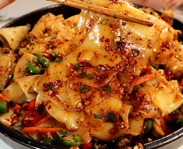 我在西安吃了一碗油泼面，才终于知道：为啥油泼面很难走出陕西？