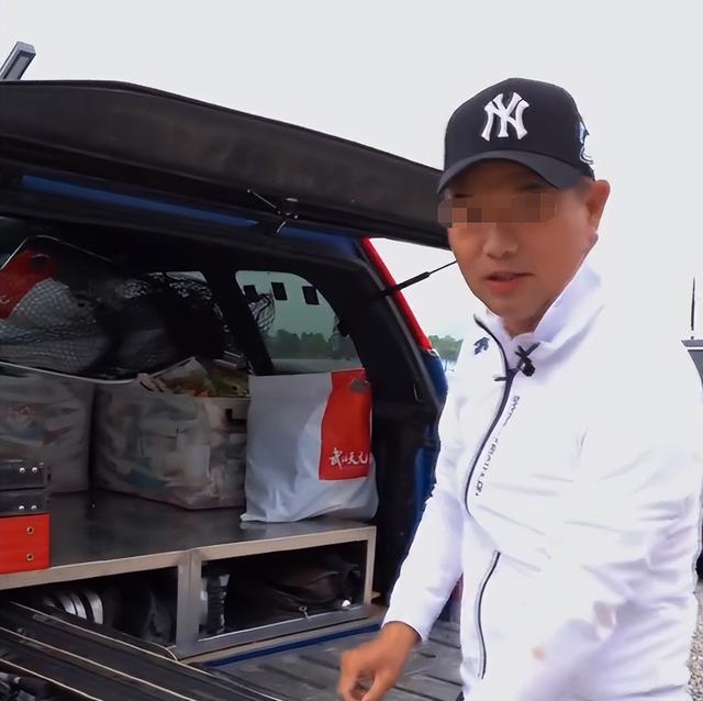 鲤鱼|利益永远比钓鱼大师脸面重要，邓刚重提钓鲢鳙能否打窝，原因曝光