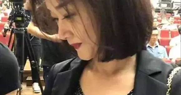 58岁宋祖英生活曝光：北京安家，体态富态且容颜依旧