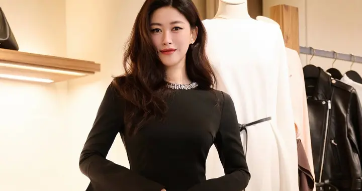 朱珠分享活动美照，黑色长裙包裹全身，一举一动尽显优雅