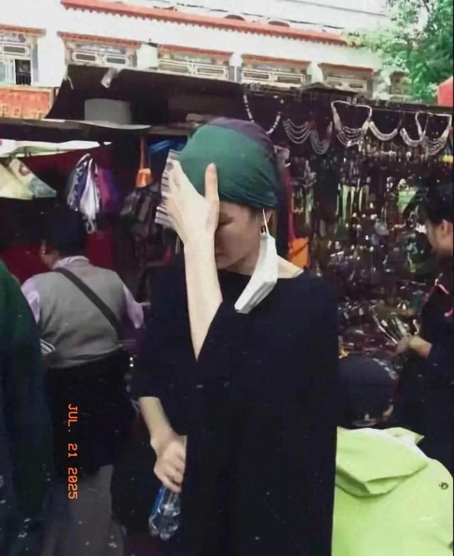 天后王菲在西藏被偶遇，包着绿头巾显脸馒化发福，她的手白到发光