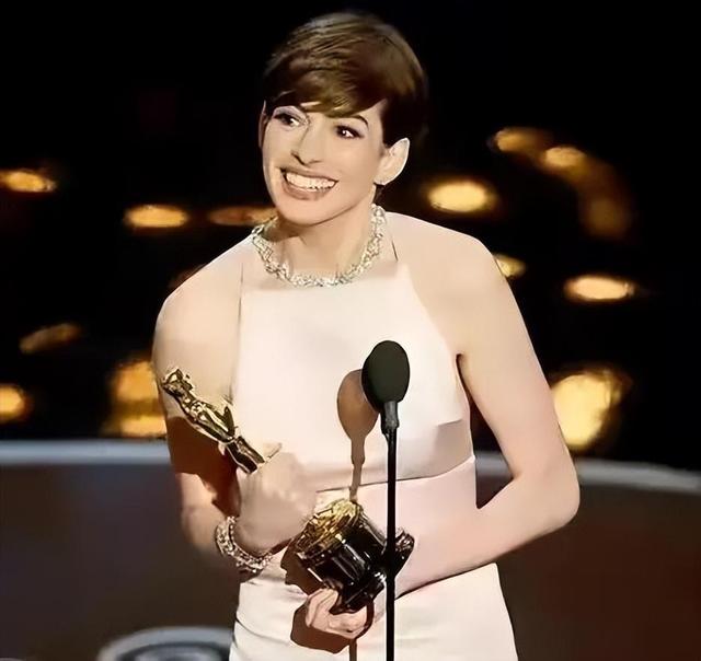 安妮海瑟薇好幸福！丈夫痴情守护近10年，儿子继承自己的美貌