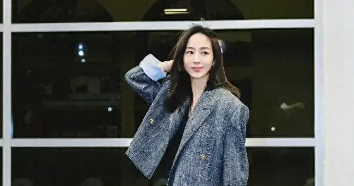 43岁张钧甯的中年穿搭真时髦！短西装+牛仔裤，简约干练又高级！