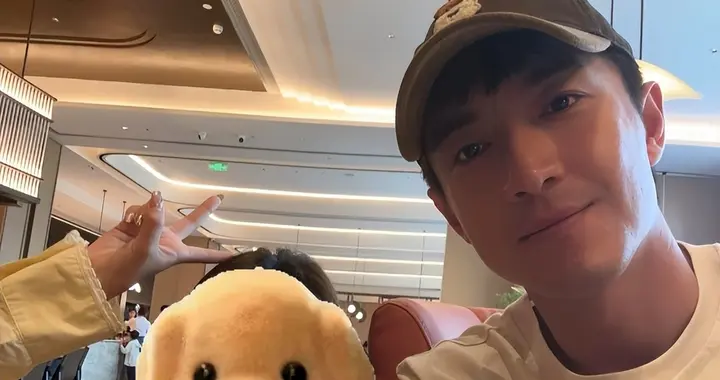 林更新坐飞机出游被偶遇，他现实中真人很帅气，皮肤很好