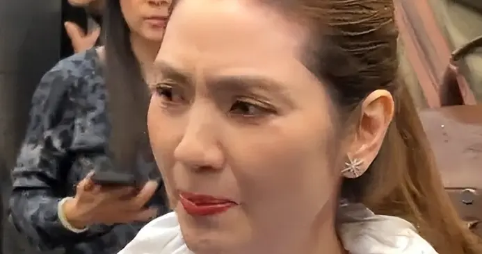 55岁港片女神洪欣近况，生图脸僵地包天严重，头发油腻白发抢镜