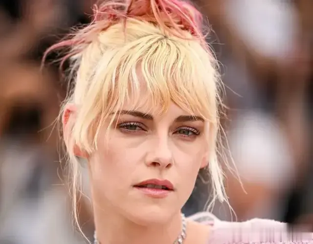 小K婚后首营业，携作品现身戛纳红毯，穿香奈儿却眼袋大面容憔悴